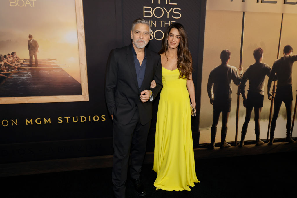 Amal Clooney a The Boys in the Boat premierjén 2023 decemberében