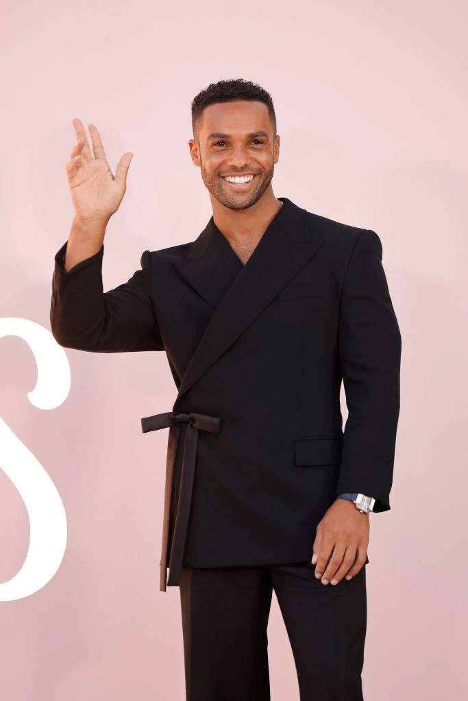 Lucien Laviscount az Emily Párizsban premierjén