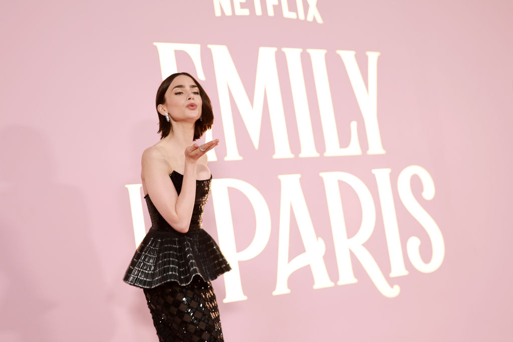 Lily Collins az Emily Párizsban premierjén