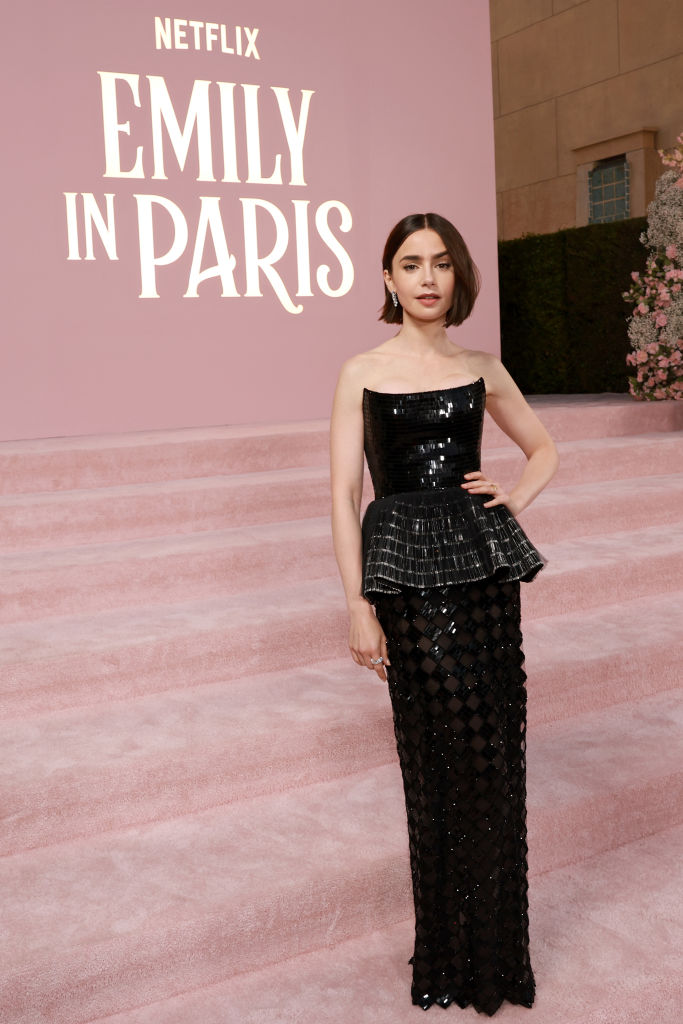 Lily Collins csodás ruhája az Emily Párizsban premierjén