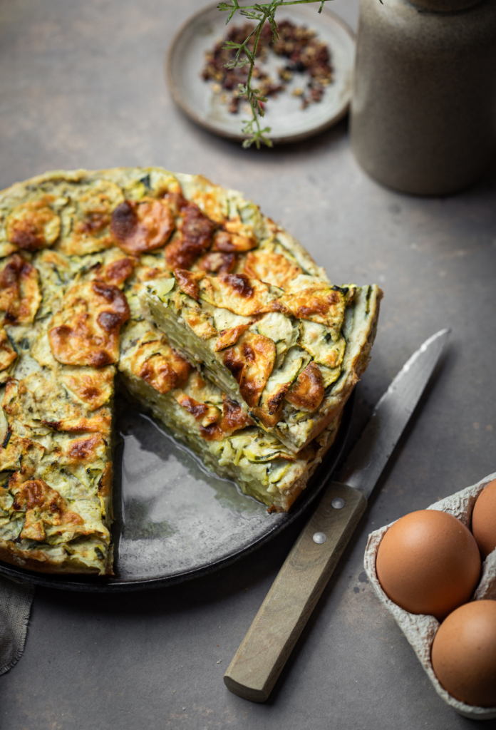 A lágy cukkini gratin receptje nagyon egyszerű, így nem kell nyáron a konyhában sok időt töltenünk