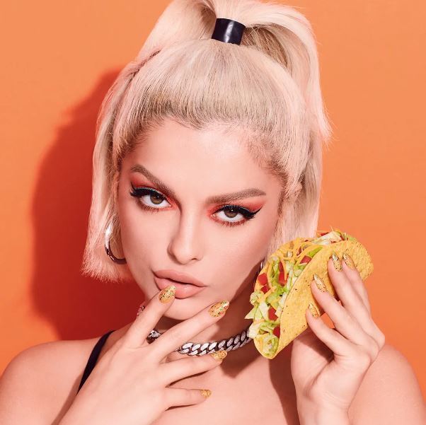 Taco illatú körömlakk Bebe Rexha ujjain 