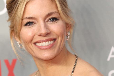 Sienna Miller mosolyog a kamerába