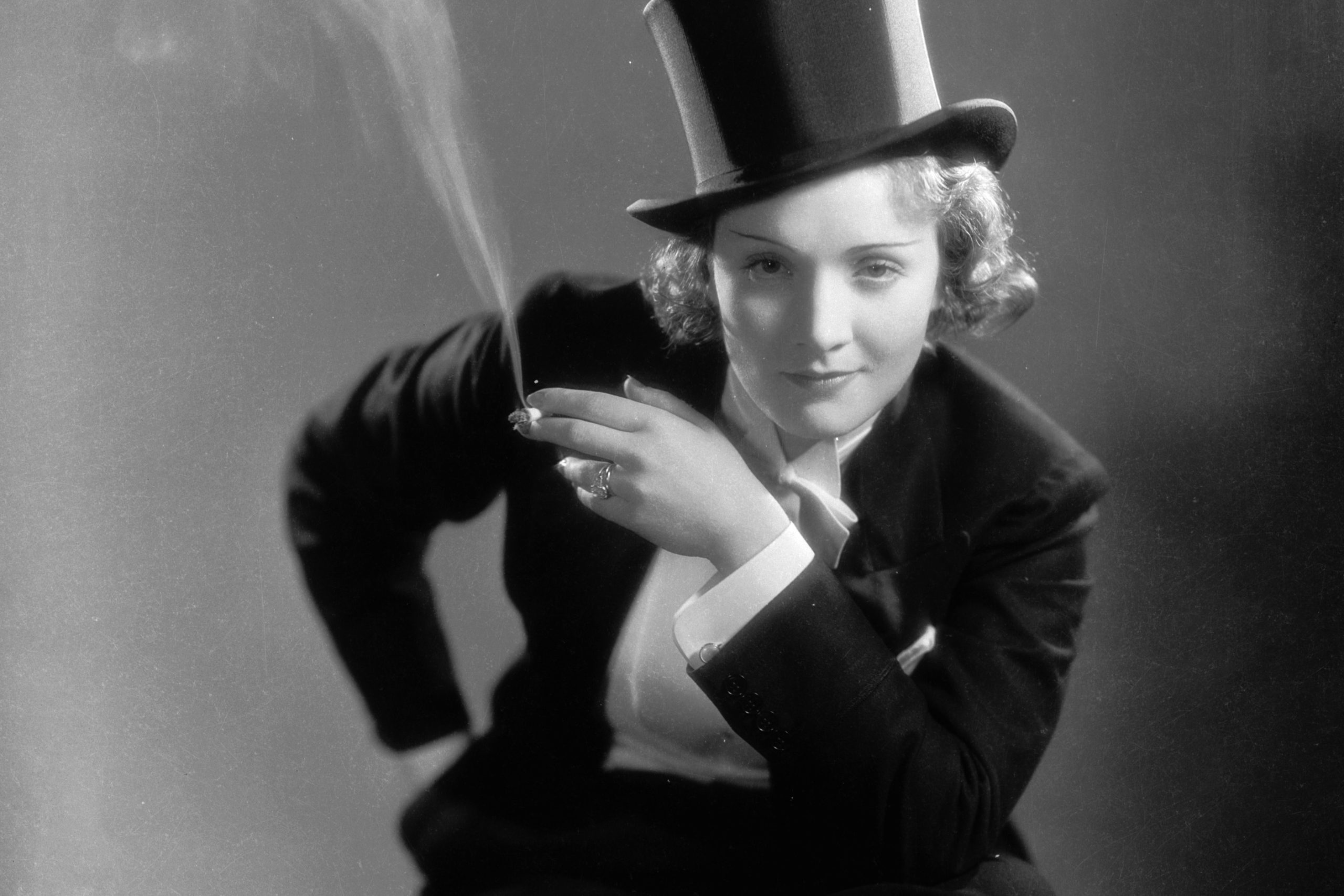 Marlene Dietrich szmokingban a nagysikerű Marokkó című film premierjén 1930-ban