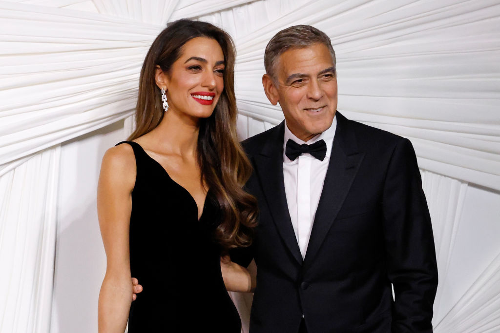 George Clooney és Amal az emberi jogok védelmezőiért tartott gálát