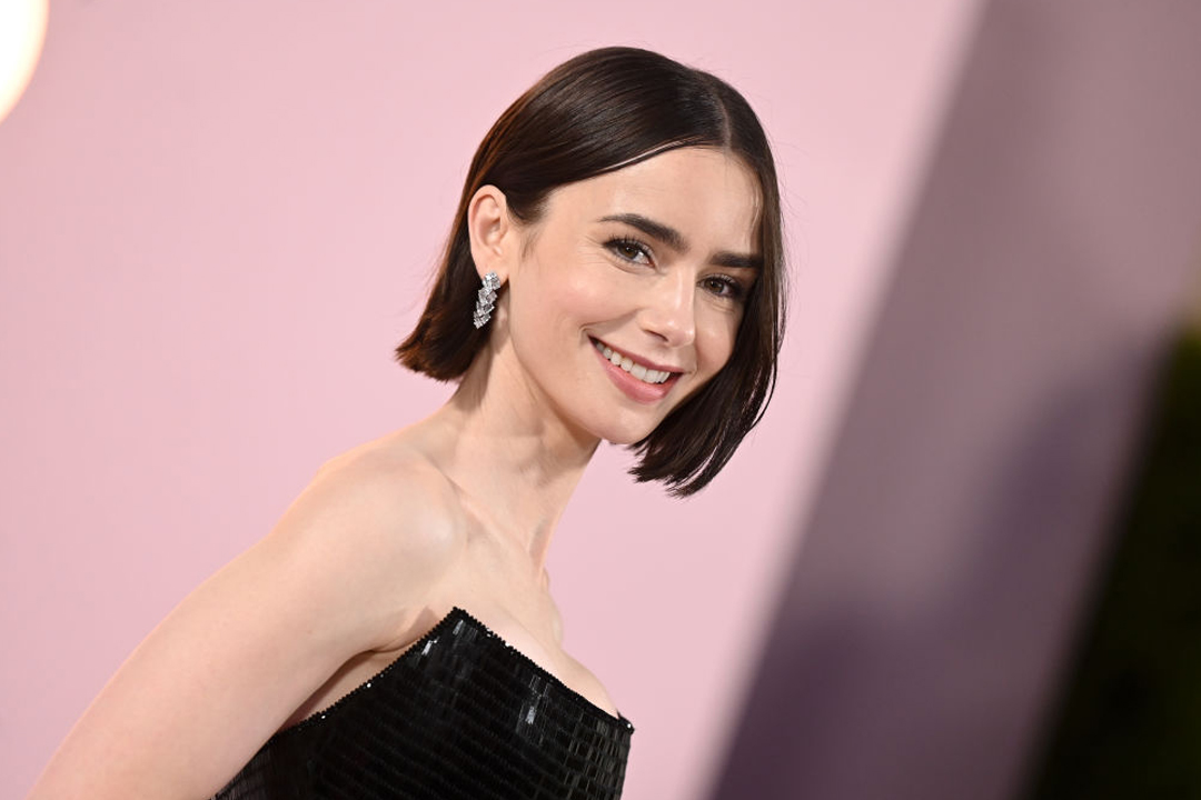 Emily Párizsban: Lily Collins arany ruhába bújt a premierre