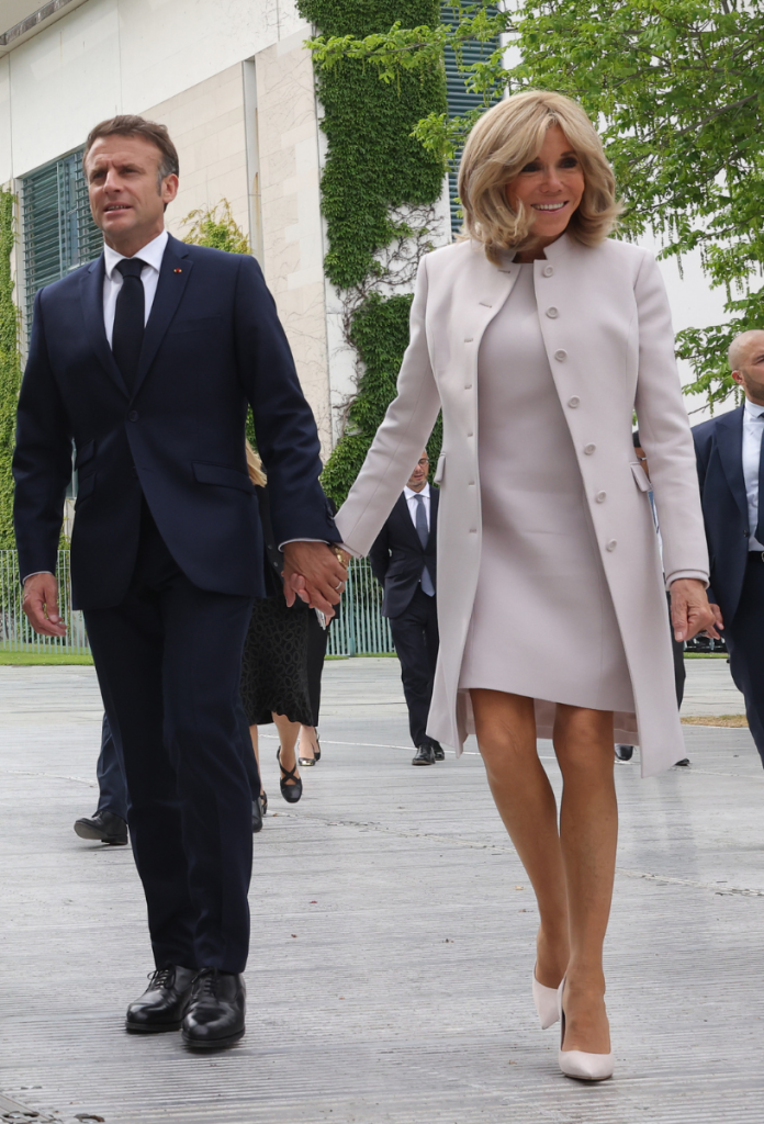 Brigitte Macron sem takarja el a térdét, ha szoknyát húz