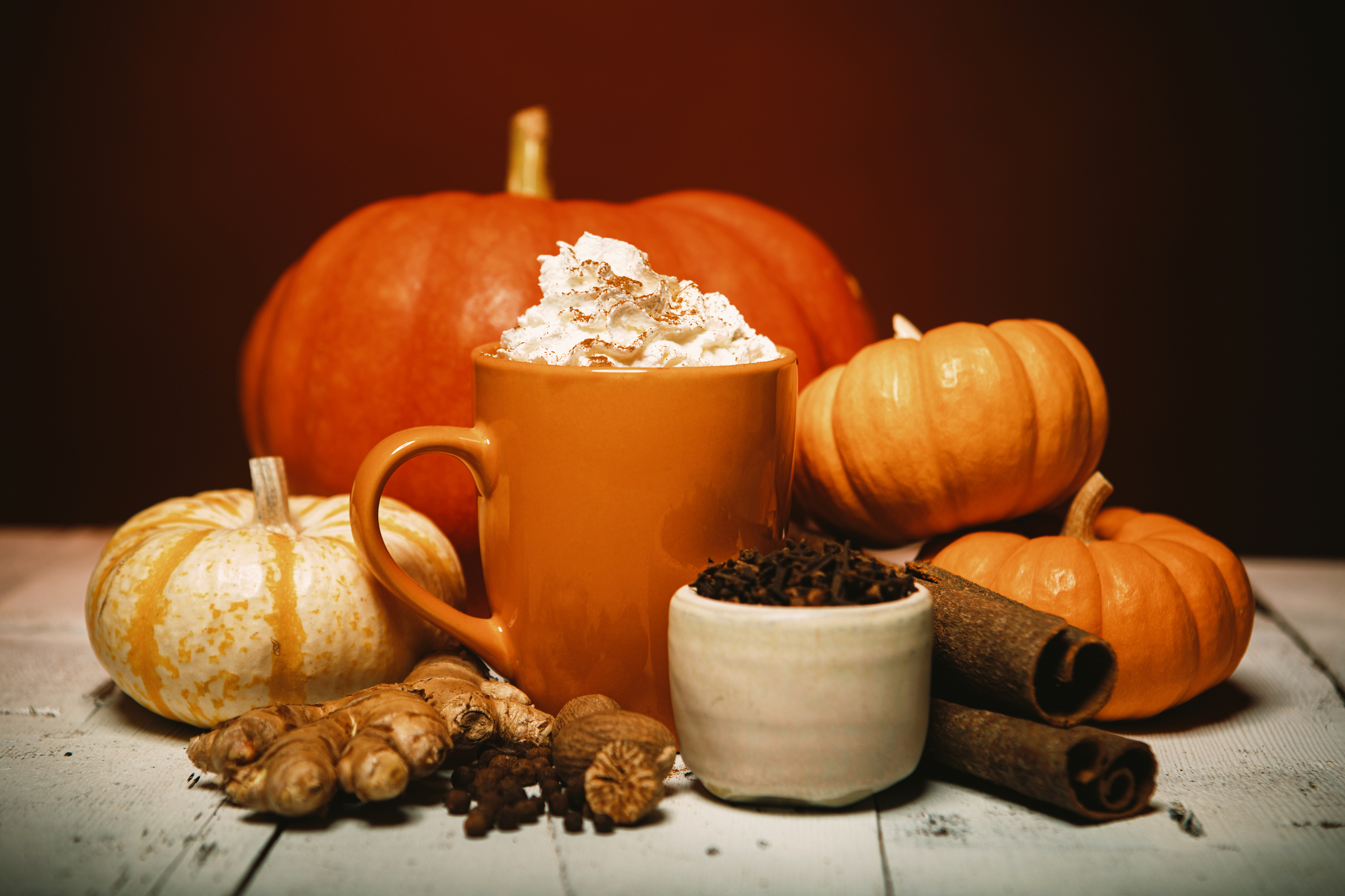 A pumpkin spice fűszerkeverék összetevői: : fahéj, gyömbér, szerecsendió és szegfűbors