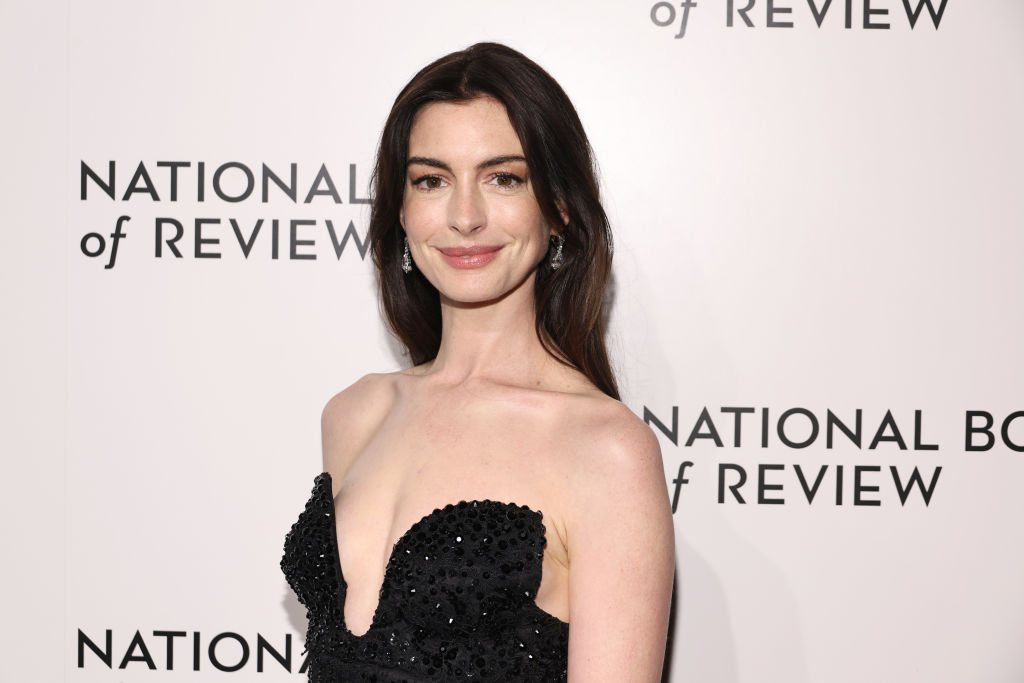 Anne Hathaway a videón nem a botox miatt sír két eltérő módon a legtöbb vélemény szerint