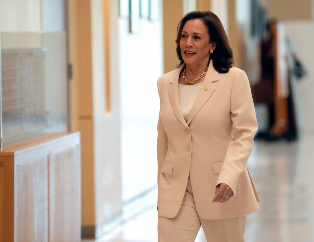 Kamala Harris krémszínű kosztümben