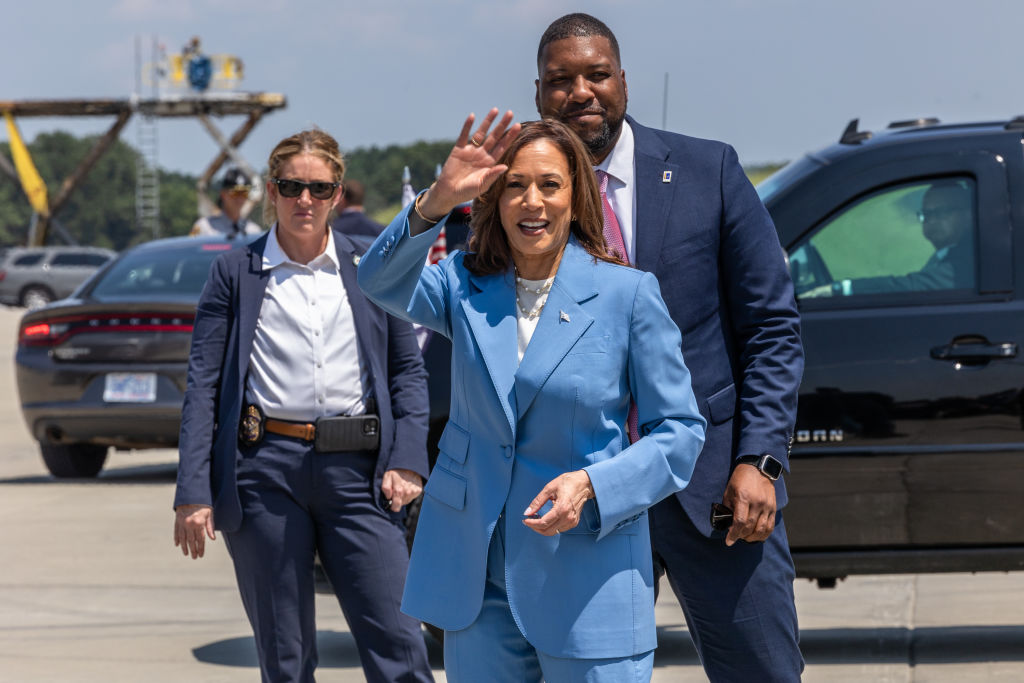 Kamala Harris élénkkék kosztümben