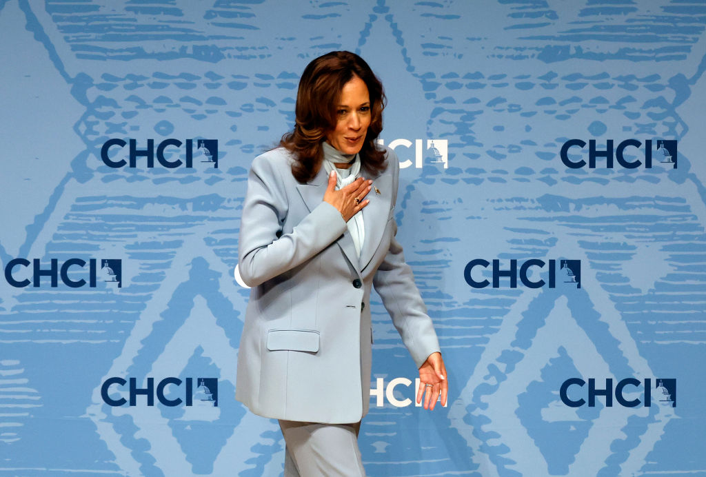 Kamala Harris púderkék kosztümben