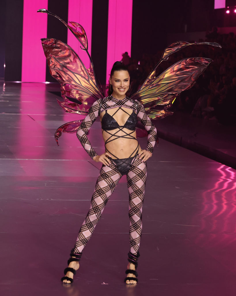 Visszatért Adriana Lima is a Victoria's Secret kifutójára