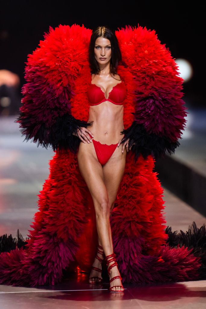 Bella Hadid a 2024-es Victoria's Secret divatbemutatón