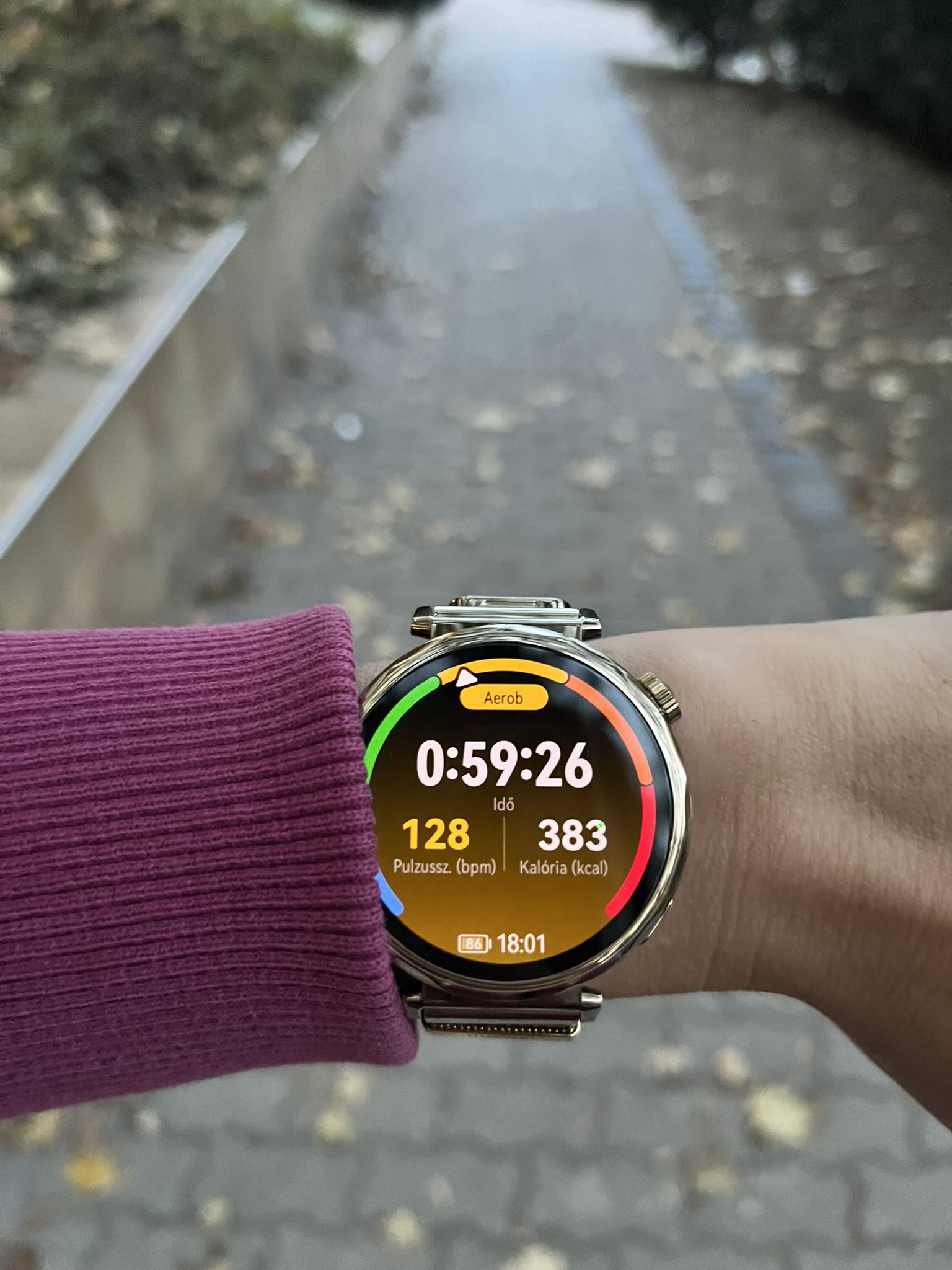 A Huawei Watch GT 5 akár sportos, akár üzleti környezetben is tökéletesen megállja a helyét