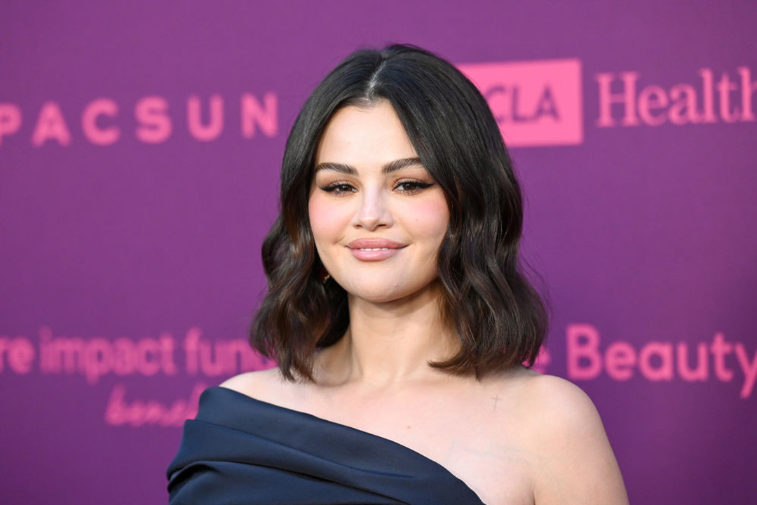 Selena Gomez vadító vörös ruhában premierezett