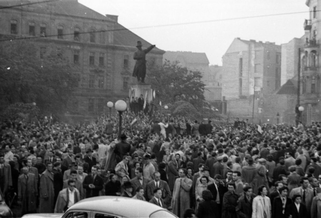 1956. október 23-án a Műegyetem diákjai békés tüntetése, melyből elindult a forradalom