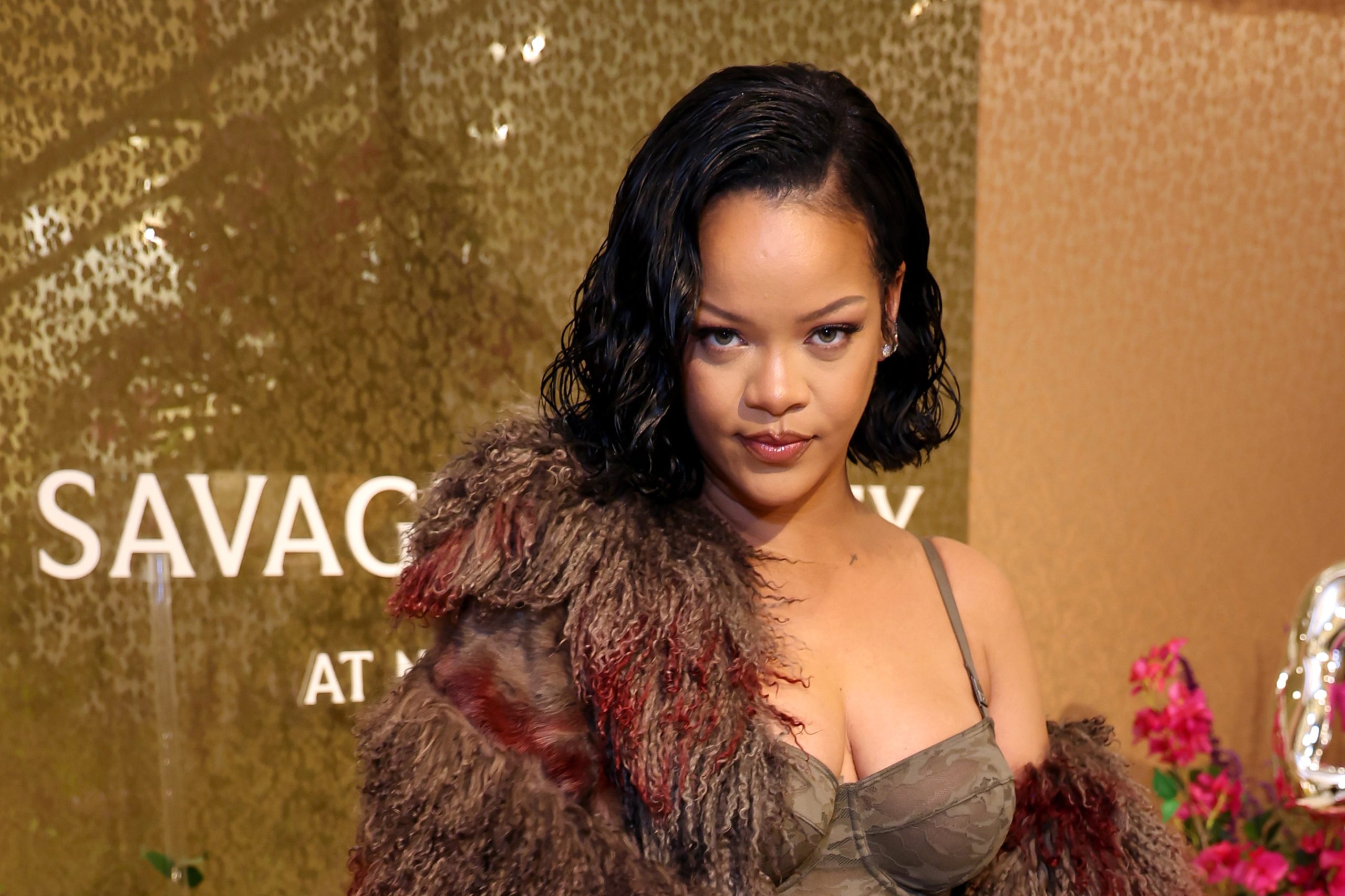 Rihanna hullámos bob frizurával pózol a Savage x Fenty Los Angeles-i bemutatóján