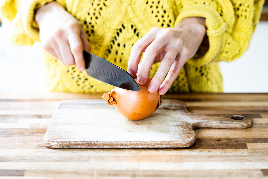 Hagymapucolás könnyek nélkül: ezek a legjobb tippek