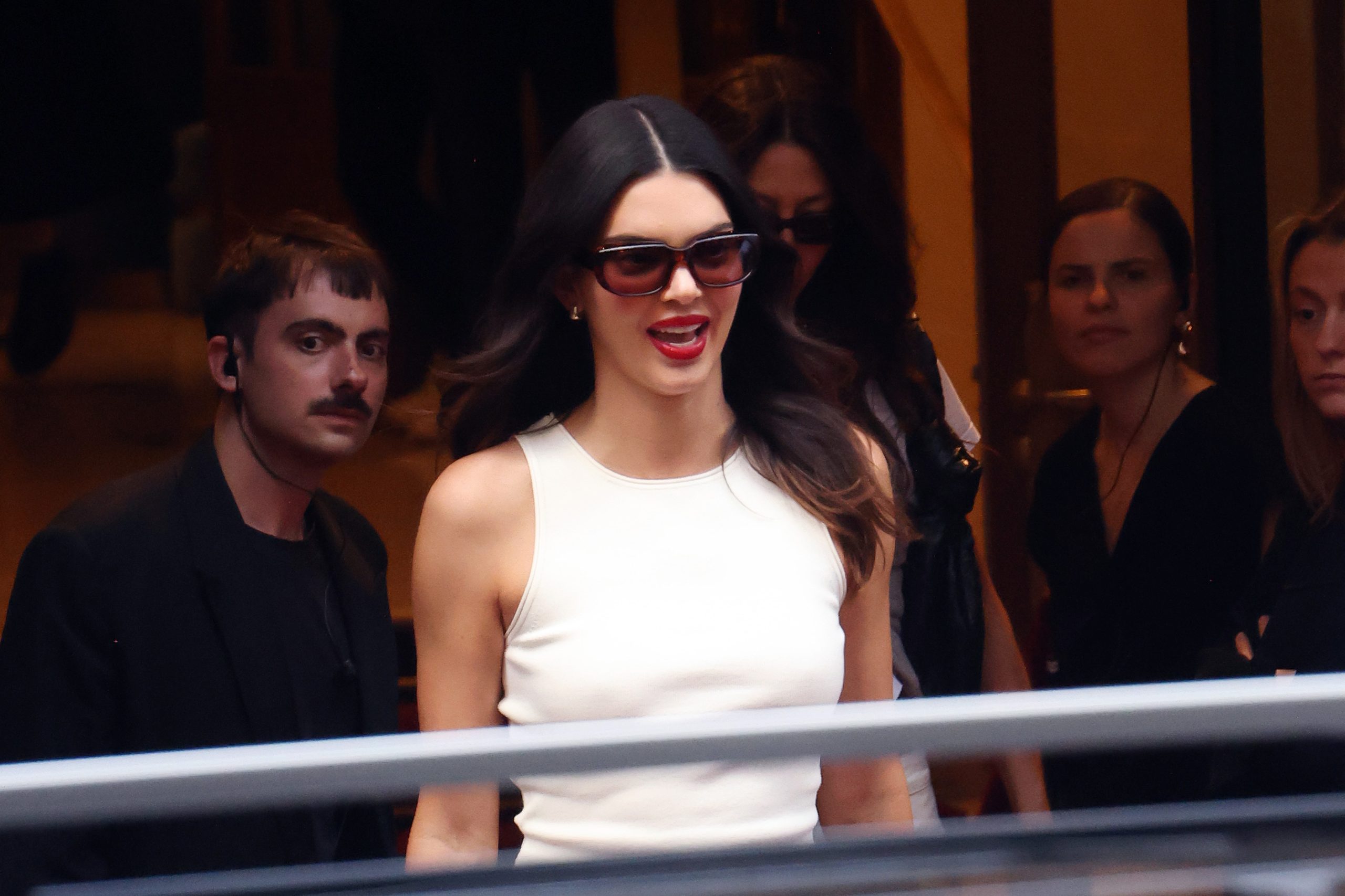 Kendall Jenner a nyilvánosság előtt vonul