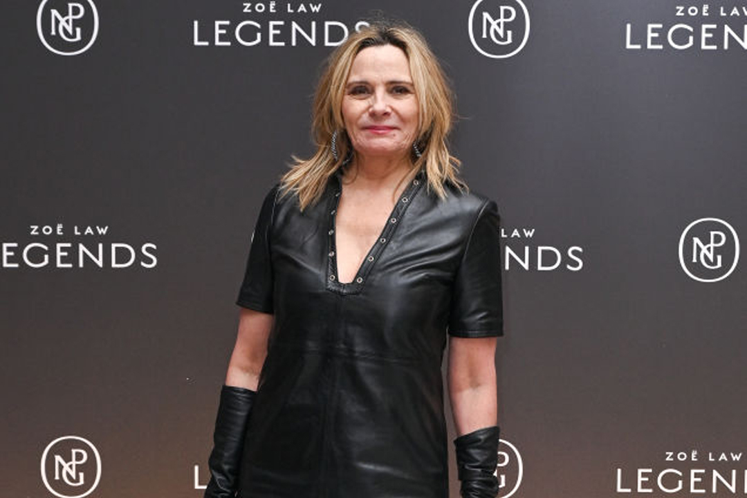 Kim Cattrallt fekete bőrruhában pózolt egy kiállításon