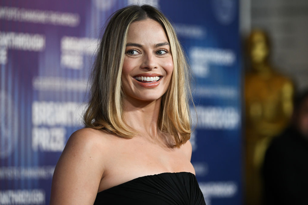 Margot Robbie a kisfiával és férjével sétált ﻿