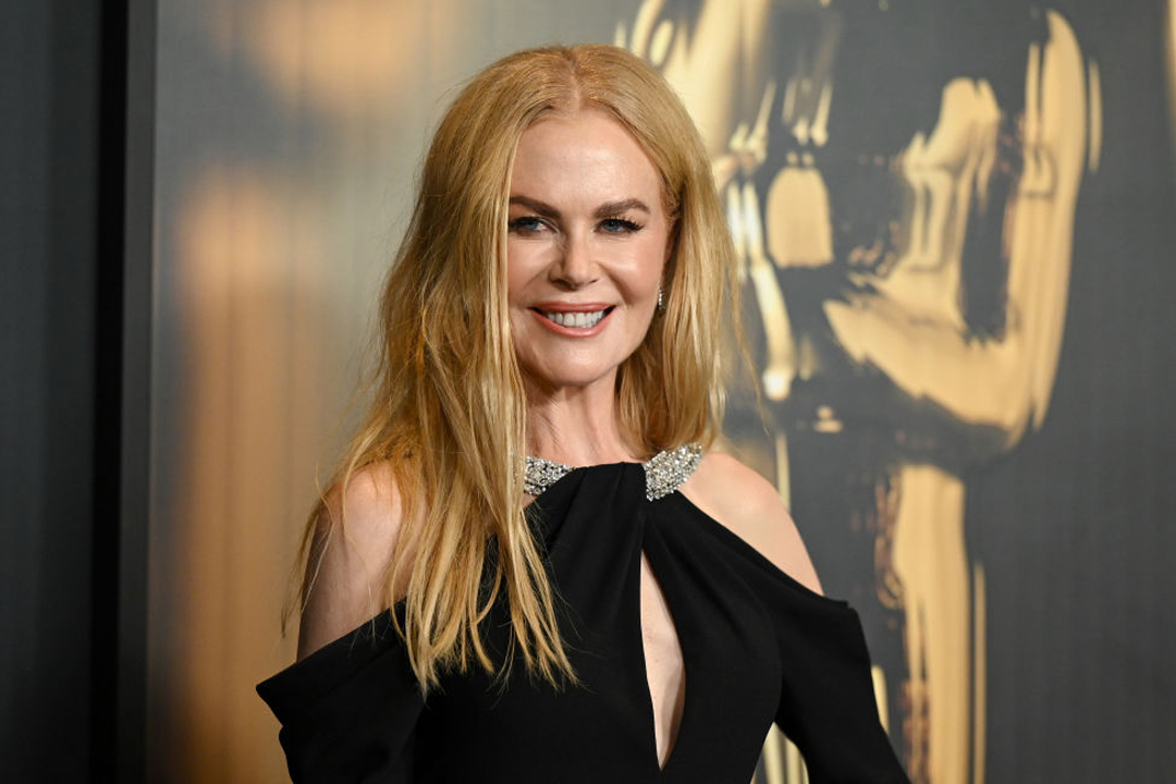 Nicole Kidman egy vörös Balenciaga ruhában tündökölt