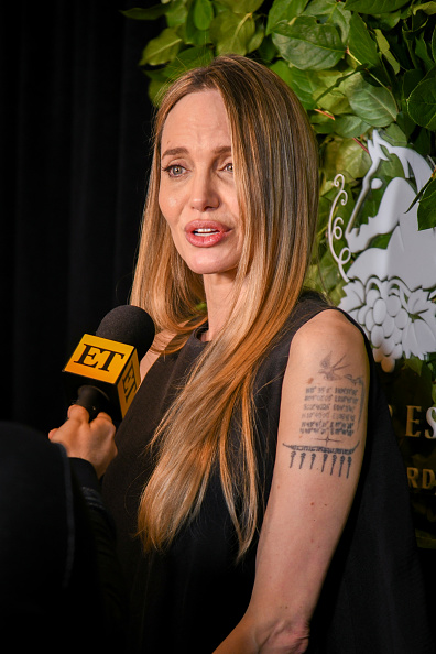 Angelina Jolie új tetoválást villantott a vörös szőnyegen