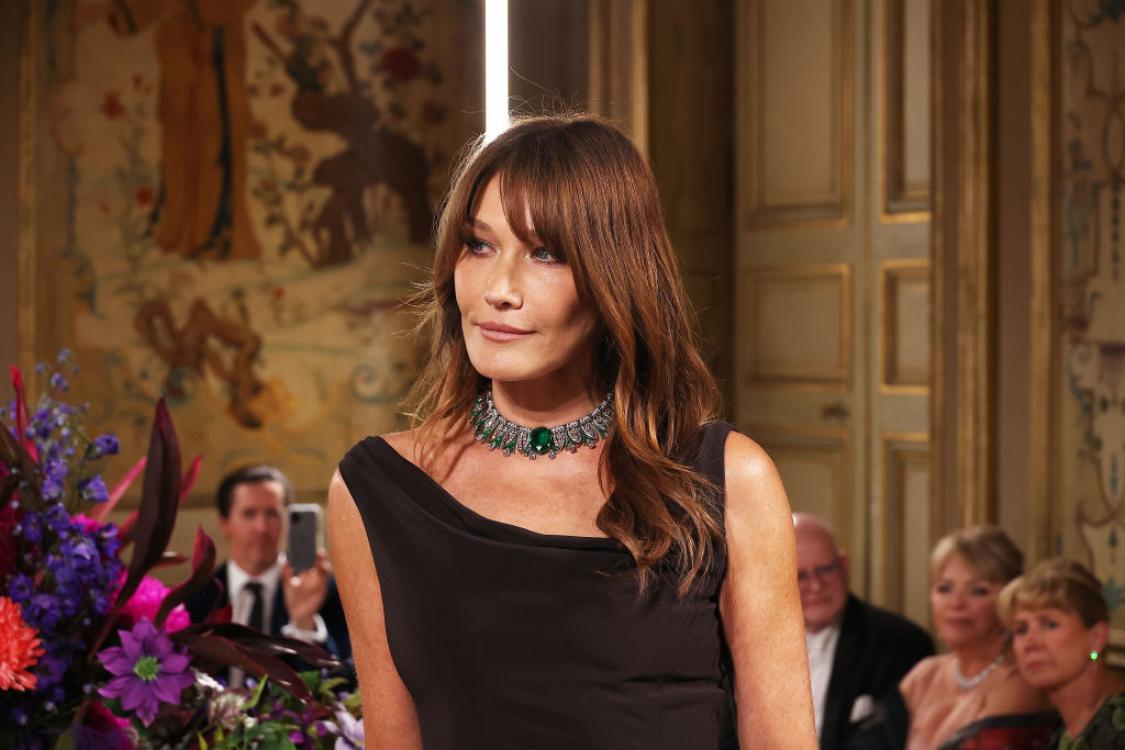 fiatalito-haj-60-felett-carla-bruni