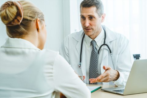 Fogínyvérzés: kulcsfontosságú a fogselyem használata