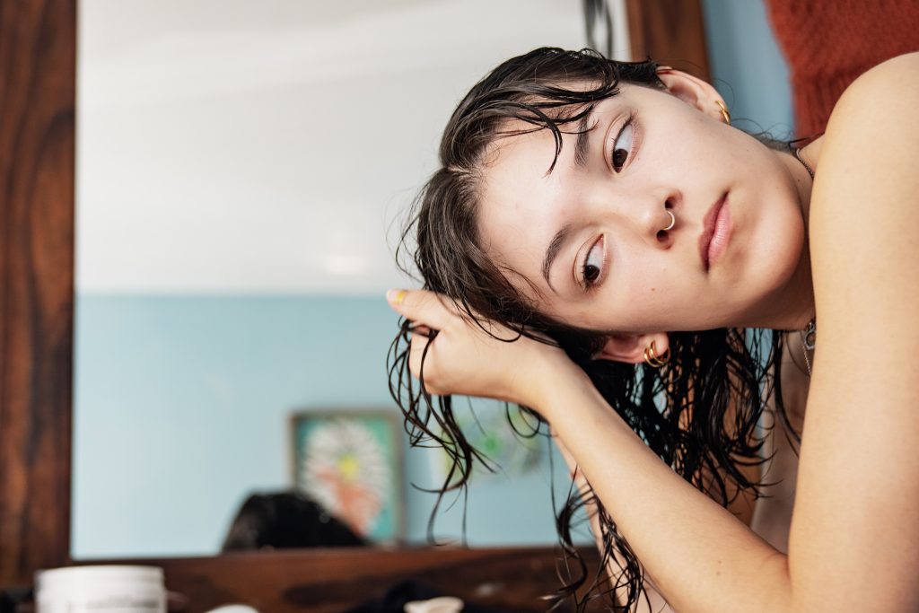 Így kell hajszárító nélkül hajat szárítani