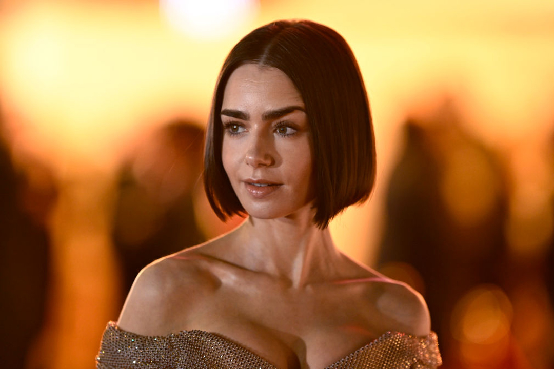 Lily Collins csillogó arany ruhában pózolt a vörös szőnyegen