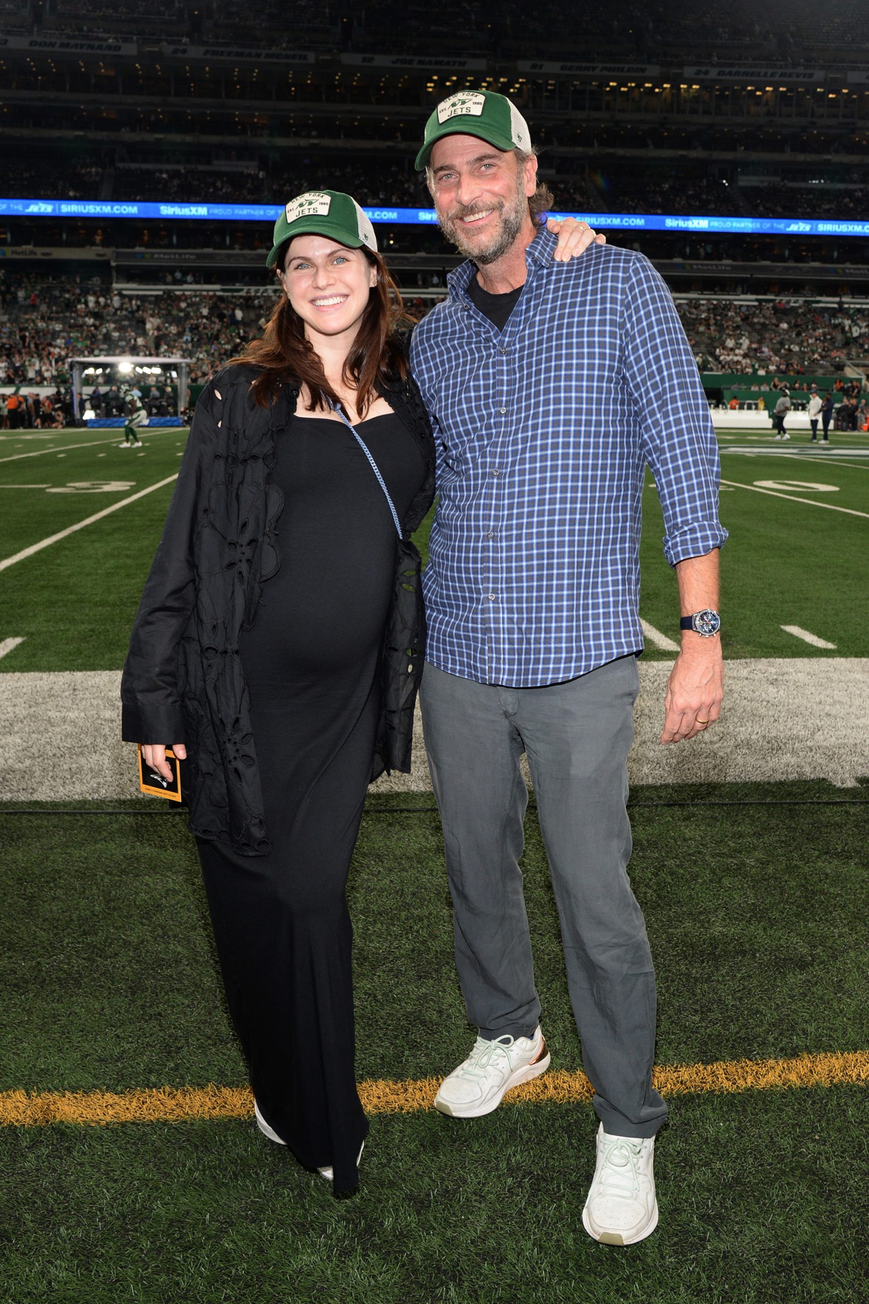 Alexandra Daddario és férje, Andrew Form a New England Patriots - New York Jets meccsen New Jersey-en 2024. szeptember 19-én