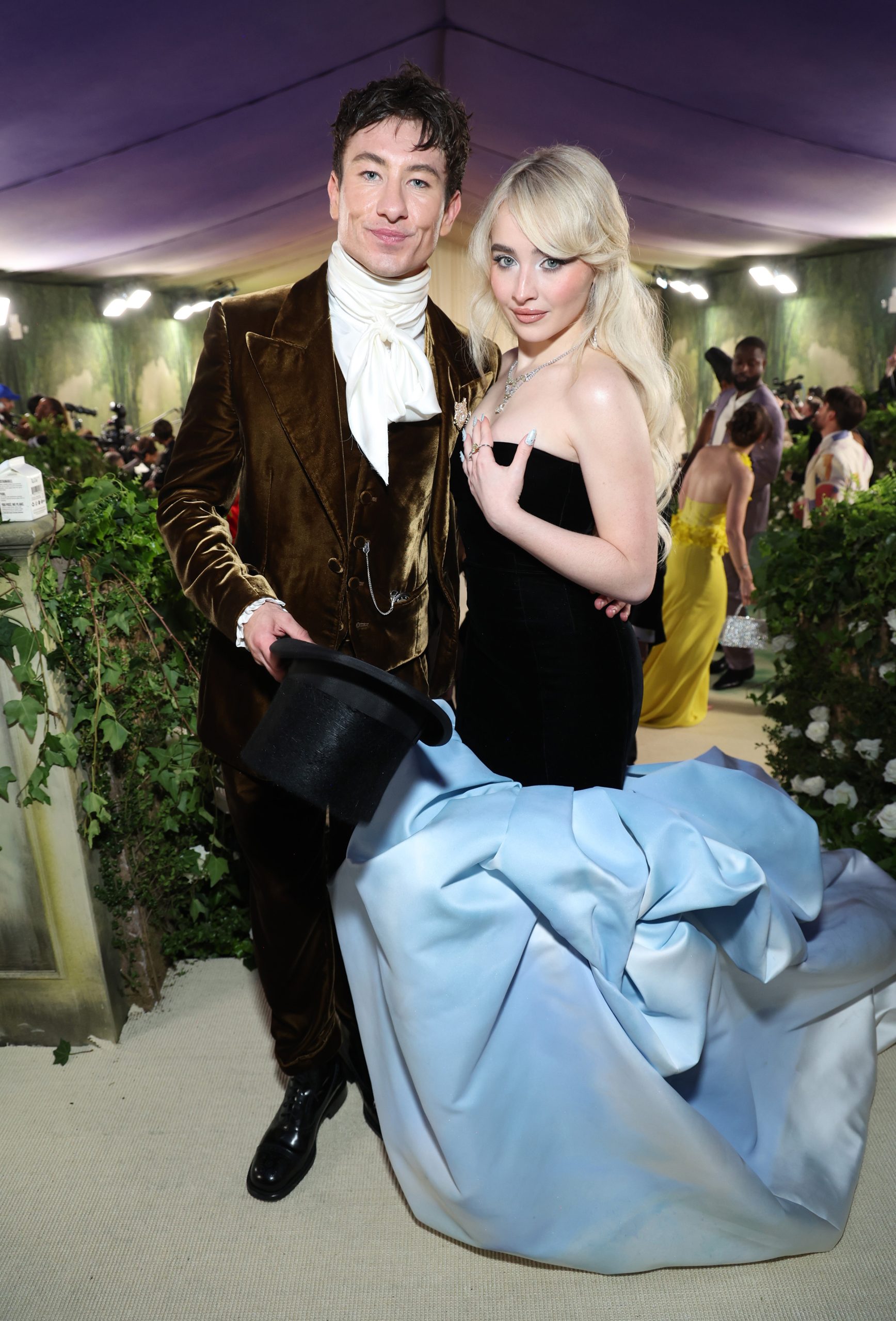 Barry Keoghan és Sabrina Carpenter a 2024-es Met-gálán a The Metropolitan Museum of Art-ban