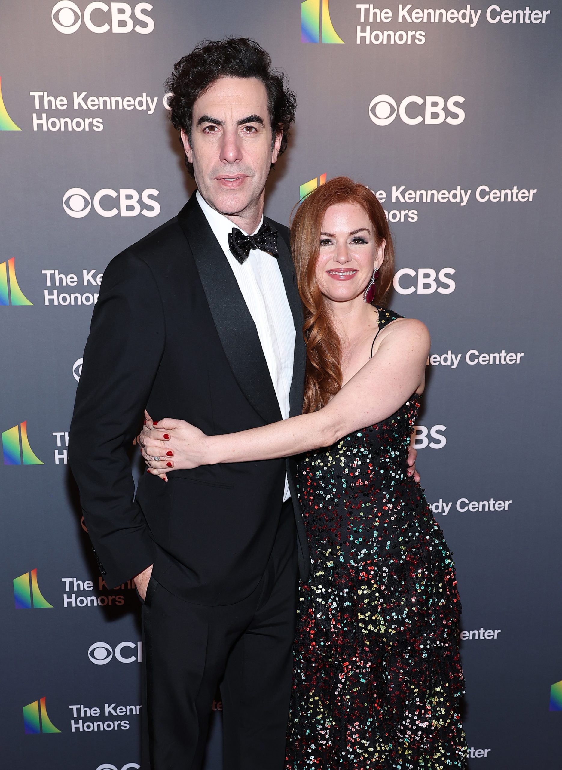 Sacha Cohen és Isla Fisher a 45. Kennedy Center Honors ünnepségen 2022-ben