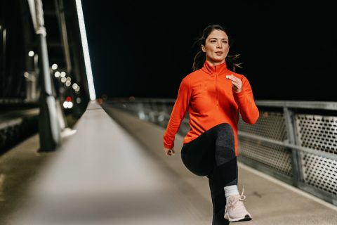 Fiatal nő futás előtti bemelegítést végez