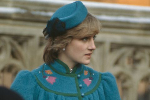 Modern csavarral tér vissza a retro apródfrizura