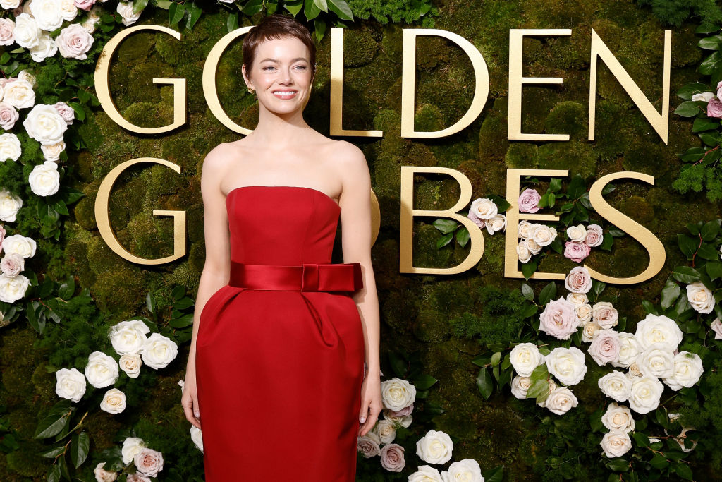 Emma Stone rövidre nyírt hajjal a Golden Globe vörös szőnyegén