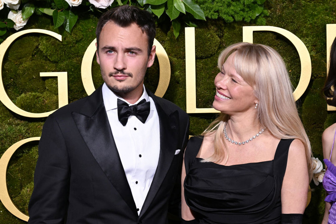 Golden Globe 2025: Pamela Andersont a jóképű fia kísérte el