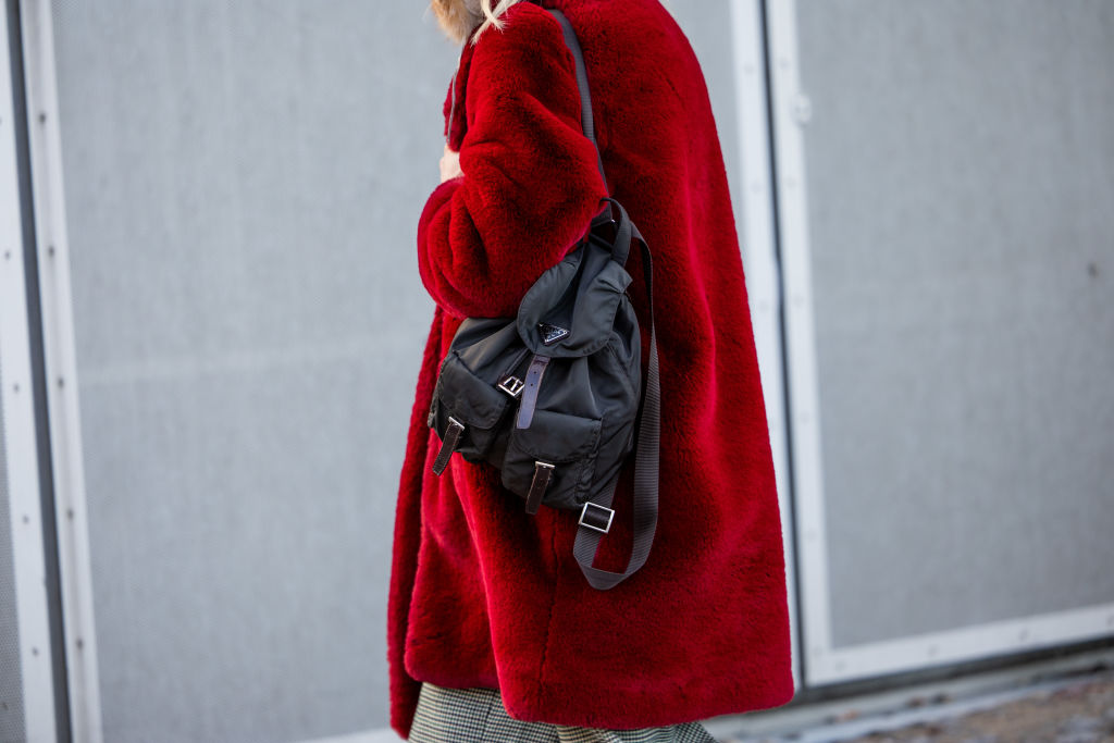 prada-hatizsak | Marie Claire Az ikonikus Prada hátizsákot Miuccia Prada poccono anyagból készítette.