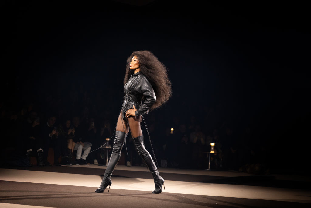 Naomi Campbell megmutatta tökéletes alakját a kifutón