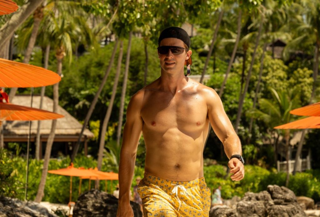 a-feher-lotusz-3-patrick-schwarzenegger | Marie Claire A Fehér Lótuszban több is látszik Patrick Schwarzeneggerből, mint a felsőteste