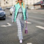 Modell pufi mellényben vonul az utcán