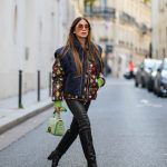 Modell pufi mellényben vonul az utcán