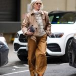 Modell pufi mellényben vonul az utcán