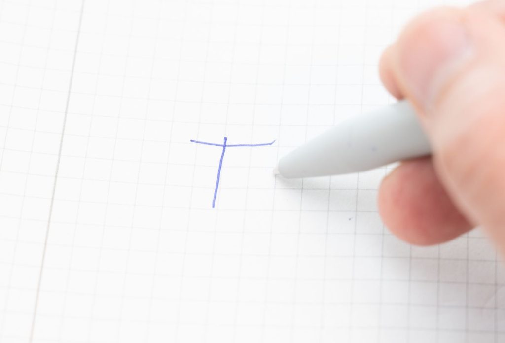 A grafológia szerint az irigy személyiséget a t betű vízszintese leplezi le