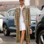 Modell kígyóbőr mintás szettben vonul az utcán