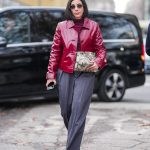 Modell kígyóbőr mintás szettben vonul az utcán