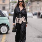 Modell kígyóbőr mintás szettben vonul az utcán