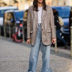 Modell kígyóbőr mintás szettben vonul az utcán